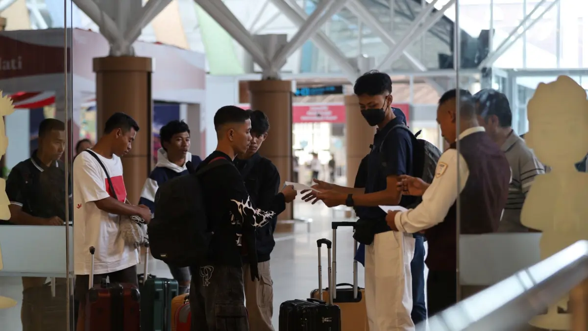 Sejumlah calon penumpang pesawat hendak memasuki pintu keberangkatan di Bandara Internasional Zainuddin Abdul Madjid (BIZAM) Lombok, Lombok Tengah, Selasa (19/5). (Dewi/Lombok Post) 
