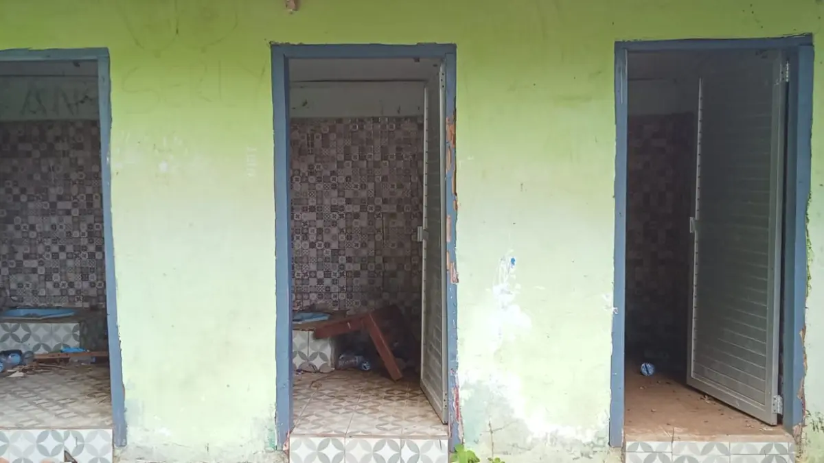 Sejumlah toilet Siswa SMAN 1 Kempo sudah rusak dan tidak bisa digunakan lagi, belum lama ini.