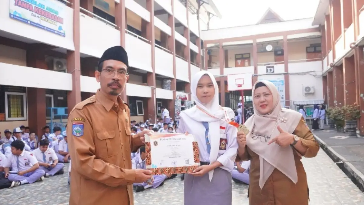 Siswa SMAN 9 Mataram menyabet Medali Emas dengan predikat A+ di ajang bergengsi Olimpiade Sains dan Statistika Nasional (OSSN) tahun 2026.