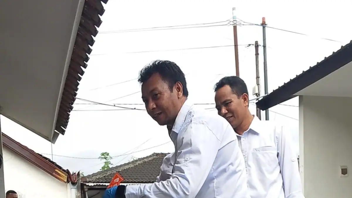 SITA BARANG BUKTI: Tim Inafis Polresta Mataram menyita sejumlah barang bukti saat melakukan olah TKP di kos korban mahasiswi Unram, Senin (18/5) lalu. (Harli/Lombok Post)