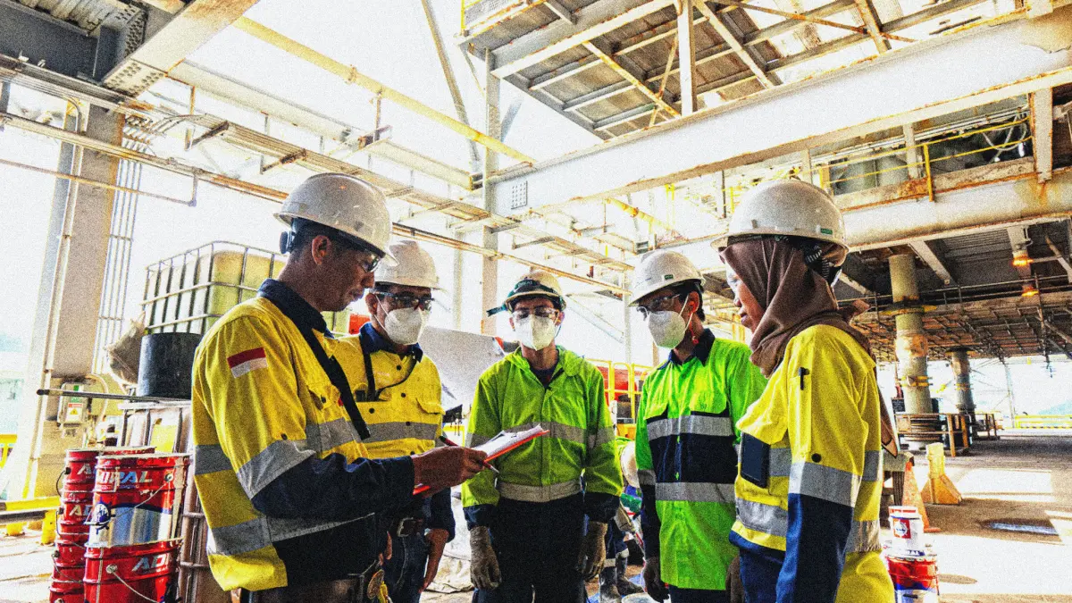 SUMBER DAYA MANUSIA: Aktivitas tenaga kerja PT AMNT, dalam menjalankan tugas operasional untuk mendukung produktivitas usaha. (IST/LOMBOK POST)