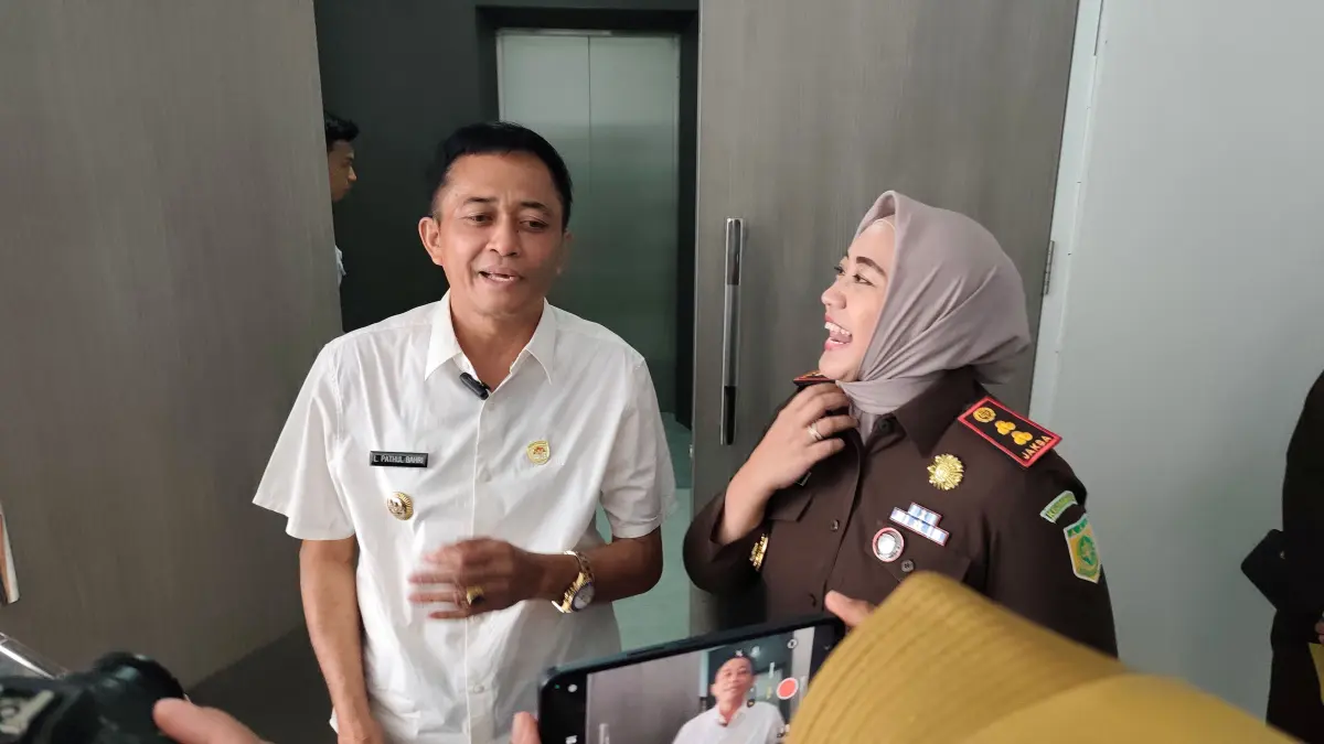 Bupati Lombok Tengah Lalu Pathul Bahri (kiri) bersama Kepala Kejari Loteng Putri Ayu Wulandari (kanan) menjawab pertanyaan wartawan usai kegiatan Sosialisasi Kampanye Anti Korupsi, Optimalisasi PAD, Retribusi dan Pajak di kantor bupati, Rabu (20/5). (Dewi/Lombok Post) 

