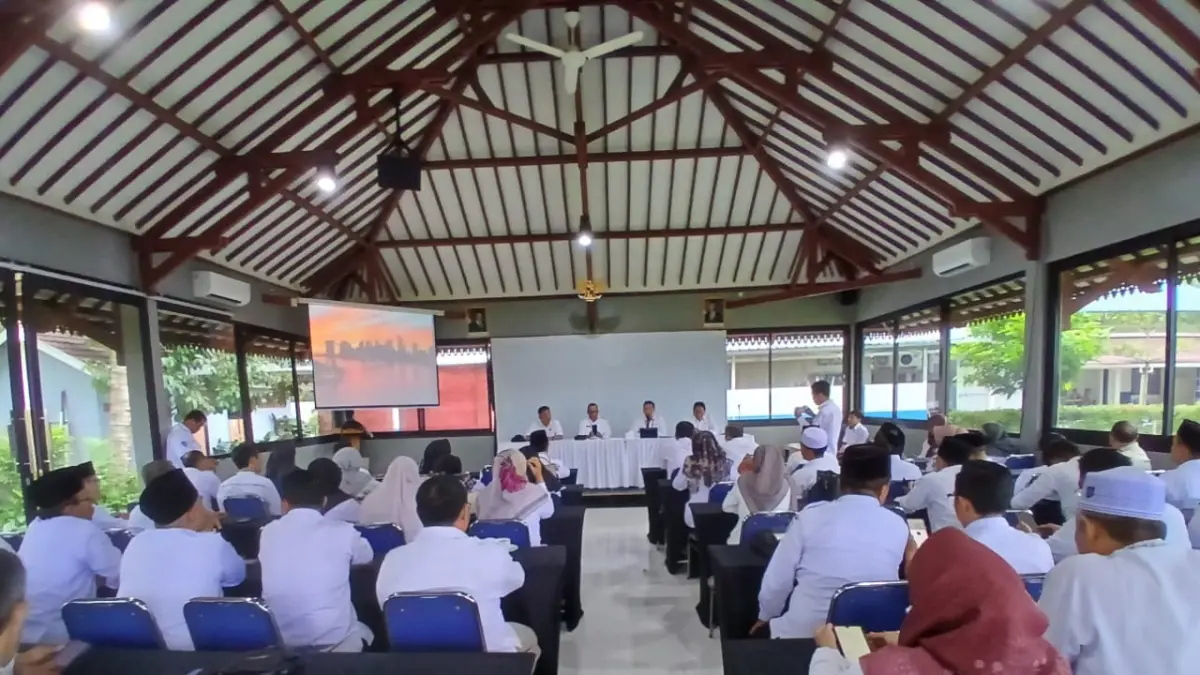 TEKAN ATS: Pihak Dikbud Lobar bersama kepala SMP, K3S, dan pengawas melaksanakan rapat koordinasi penanganan ATS di D-Golong Resto, Narmada, pekan lalu. Dikbud luncurkan gerakan Satu Guru Bina Satu Anak Tidak Sekolah sebagai langkah percepatan penanganan ATS di Lobar.

