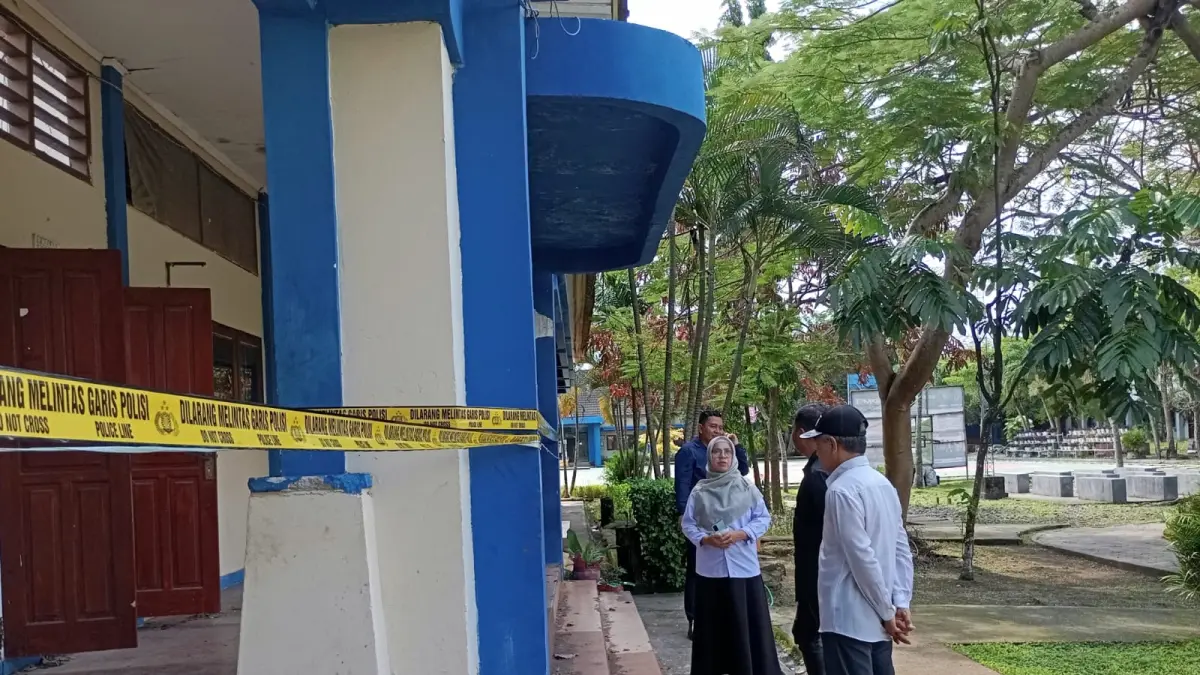 DILARANG MELINTAS: Kepala SMAN 7 Mataram Ridha Rosalina (jilbab) bersama anggota dewan melihat kondisi ruang kelas yang atapnya ambruk di sekolah setempat, Rabu (20/5). SMAN 7 Mataram pulihkan trauma siswa pascaatap ambruk, terapkan double shift dan trauma healing.