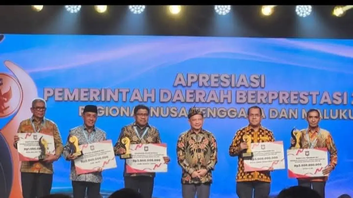 Bupati Bima Ady Mahyudi (dua kiri) menerima penghargaan dalam ajang Kemendagri Awards di Ballroom Hotel Merumatta, Senggigi, Selasa (19/5).