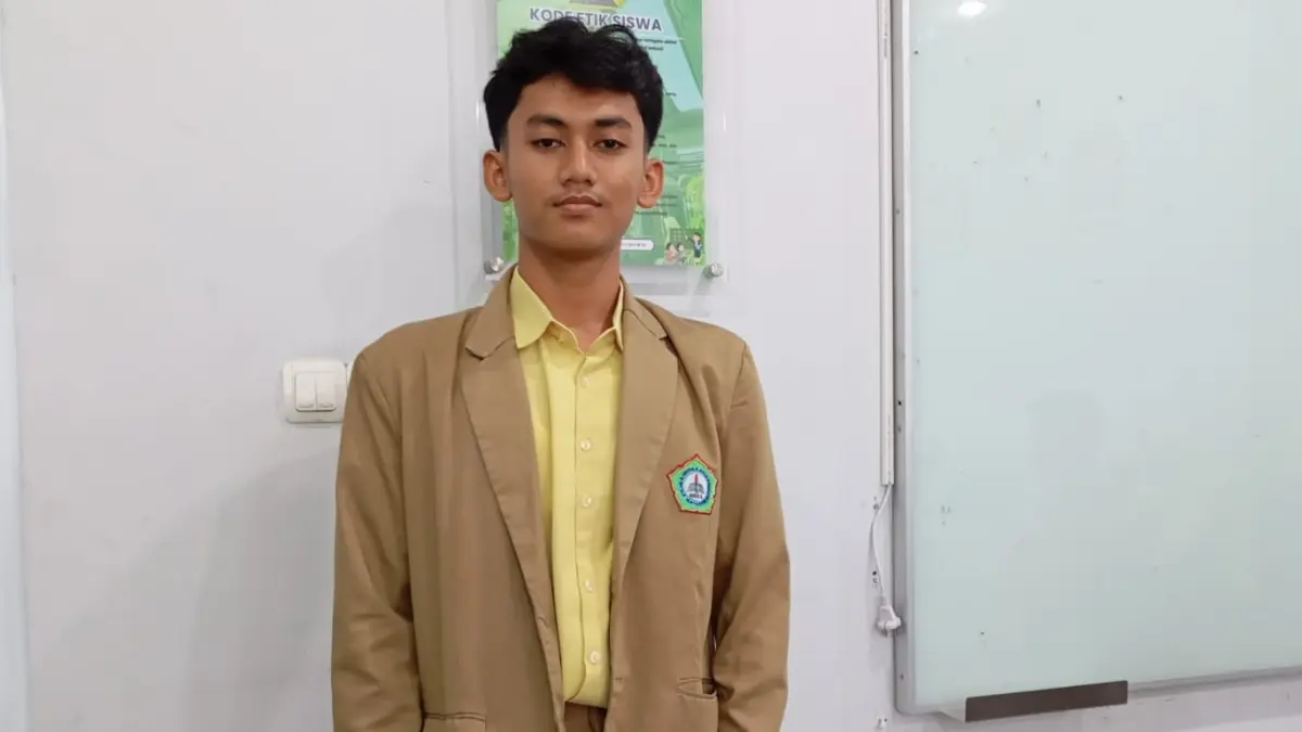 Danil Azizan Ahmad, siswa MAN 2 Mataram yang meraih perak pada Open Pencak Silat Tournament 2026.

