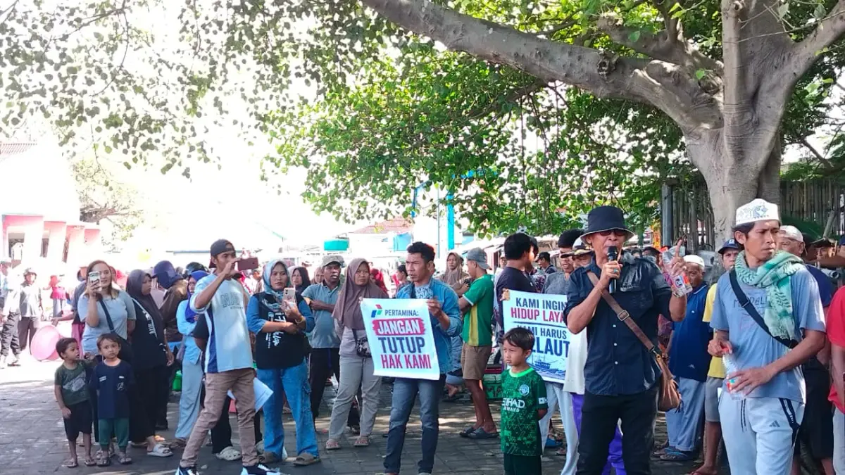 DEMO BBM: Puluhan nelayan di Kecamatan Keruak saat melakukan aksi demonstrasi di depan SPBN Tanjung Luar karena stok BBM sering kosong