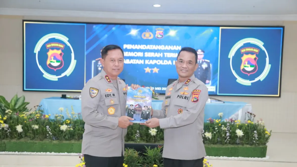Irjen Pol. Kalingga Rendra Raharja (kanan) menerima memori jabatan kapolda NTB dari Irjen Pol. Edy Murbowo.
