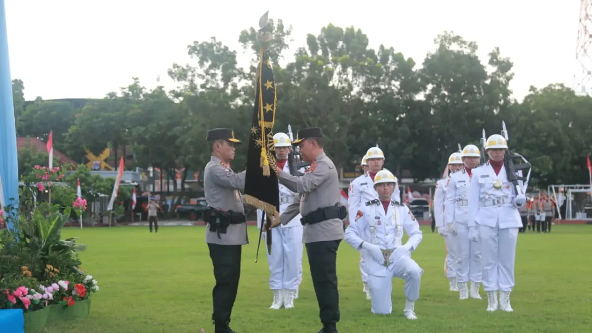 Irjen Pol. Kalingga Rendra Raharja (kiri) menerima Pataka “Wira Bhakti” dari Irjen Pol. Edy Murbowo dalam upacara di Lapangan Bhara Daksa Mapolda NTB, Kamis (21/5).