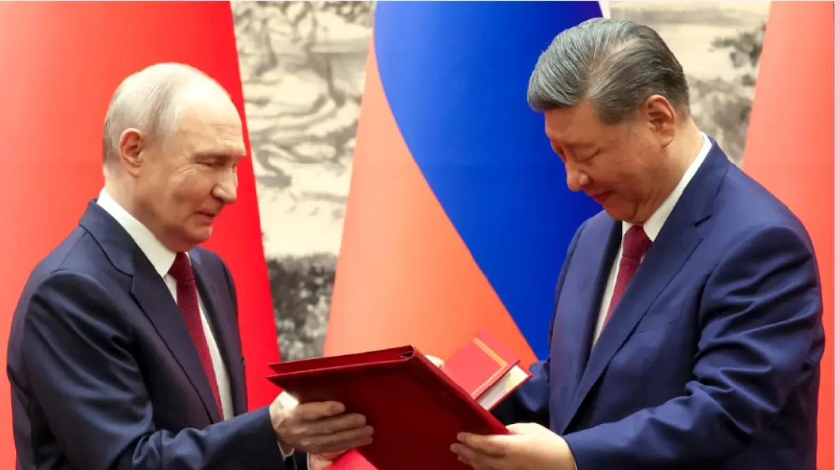 JALIN KERJASAMA: Presiden Rusia Vladimir Putin (kiri) dan Presiden Tiongkok Xi Jinping mengikuti upacara penyambutan di Balai Besar Rakyat di Beijing, Tiongkok, Rabu (20/5). (ALEXANDER KAZAKOV / POOL / AFP)