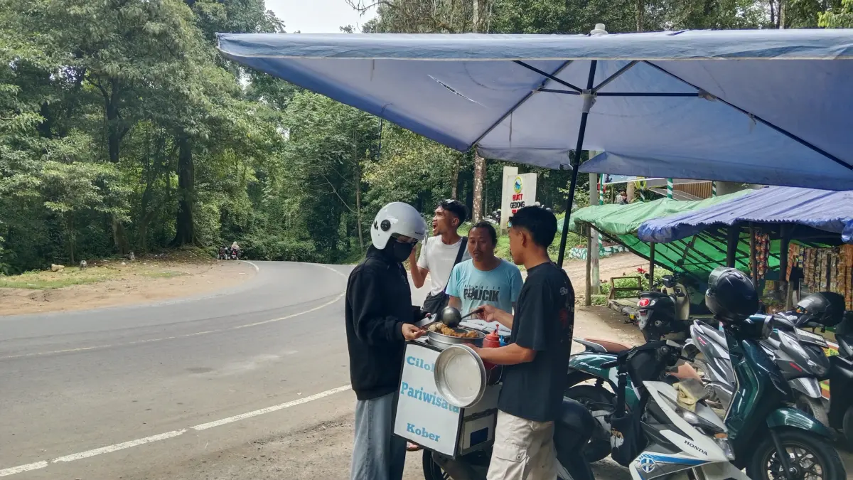LAYANI PEMBELI: Saril Rayidi, penjual cilok di wisata Pusuk Sembalun, viral karena aksinya berjualannya yang barbar. (Supardi/Lombok post)