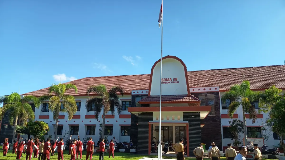 OLAHRAGA: Siswa-siswi Sekolah Rakyat Menengah Atas 38 Lombok Timur saat mengikuti pelajaran olahraga di lapangan sekolah.