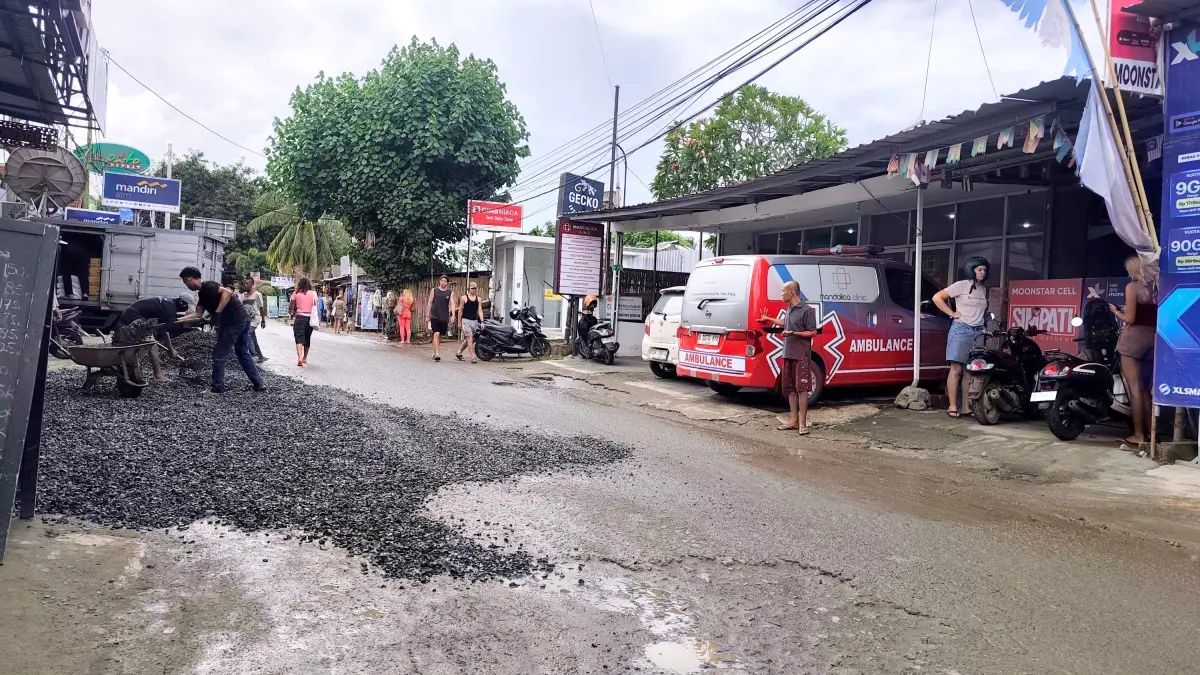 Pemilik bangunan menimbun sebagian jalan dengan kerikil untuk menutupi lubang-lubang ketika pengendara atau pejalan kaki melintasi jalan raya wisata Kuta di Desa Kuta, Pujut, Loteng, Selasa (19/5) lalu. (Dewi/Lombok Post) 

