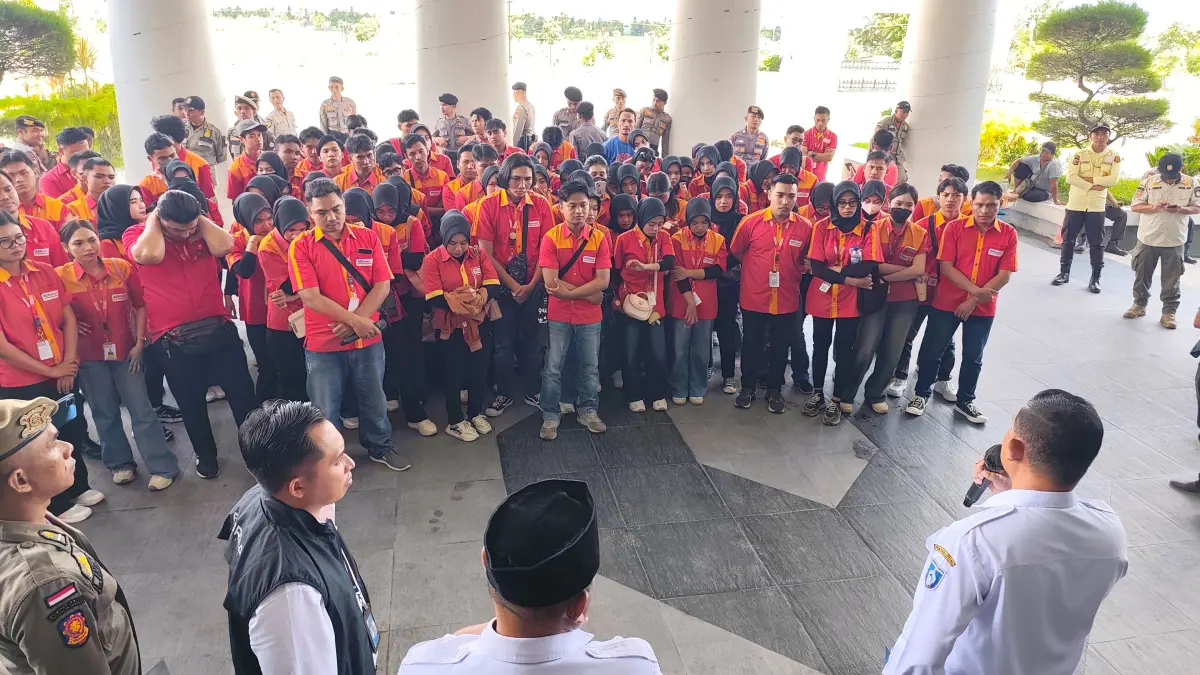 Sebanyak 120 karyawan Alfamart meminta Pemkab Lombok Tengah untuk kaji ulang Perda Nomor 7 Tahun 2021 atas nasib mereka pascapenutupan ritel modern yang langgar jarak di kantor bupati, Rabu (20/5).
(Dewi/Lombok Post) 