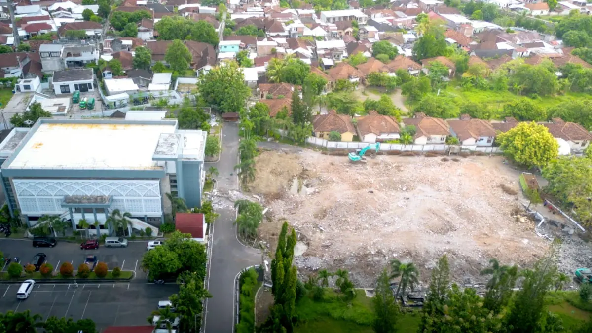 Tampak area bekas gedung DPRD NTB di Jalan Udayana, Kota Mataram, kini sudah rata dengan tanah saat difoto dari ketinggian, kemarin (20/5). Kantor baru akan segera dibangun ulang oleh Kementerian PU.