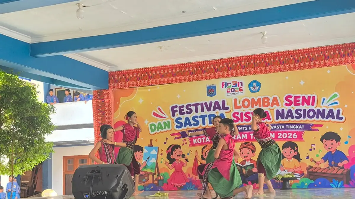 TAMPIL: Siswa menampilkan tarian pada pembukaan FLS3N Kota Mataram di SMPN 15 Mataram, Rabu (20/5). FLS3N Kota Mataram 2026 jadi ajang pembentukan karakter dan talenta seni siswa.


