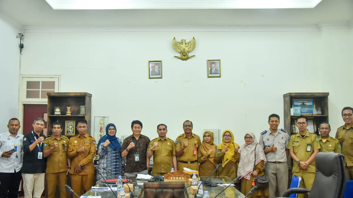 Tim Kemendikdasmen didampingi Sekda Kota Bima Muhammad Fakhrunraji berfoto bersama usai melakukan penilaian usulan sekolah nasional terintegrasi di kantor Wali Kota Bima, Rabu (20/5).