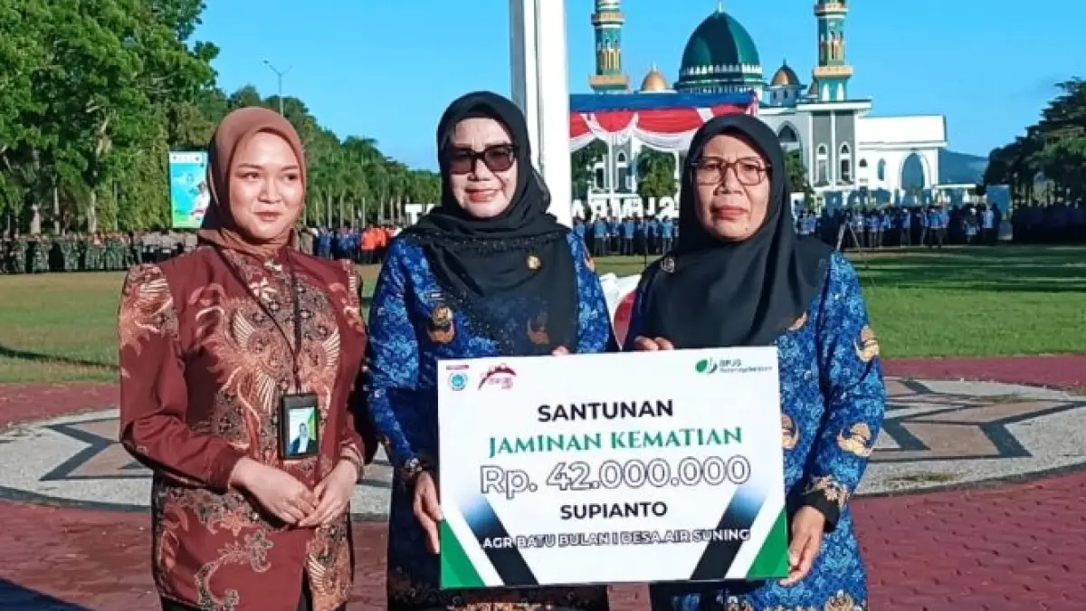Wabup KSB Hanipah menyerahkan santunan kematian usai Upacara Syukur yang dirangkaikan dengan peringatan Harkitnas ke-118 di Lapangan Graha Fitrah Pemda KSB, Rabu (20/5).