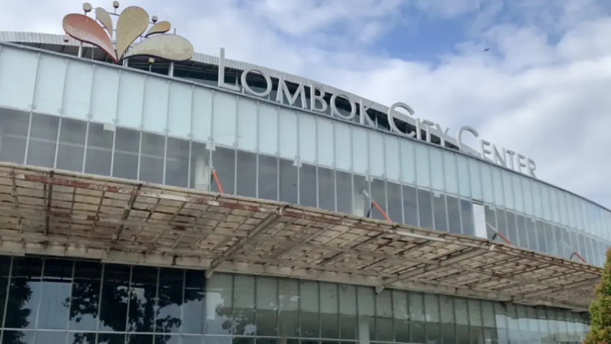 DILEMA ASET DAERAH: Kondisi bangunan Lombok City Center (LCC) di Desa Gerimax, Kecamatan Narmada, Lombok Barat sudah lama tak dimanfaatkan sejak tahun 2017 lalu. Aset tanah lokasi berdirinya LCC kini sudah kembali ke PT Tripat selaku perusahaan daerah Lobar.
