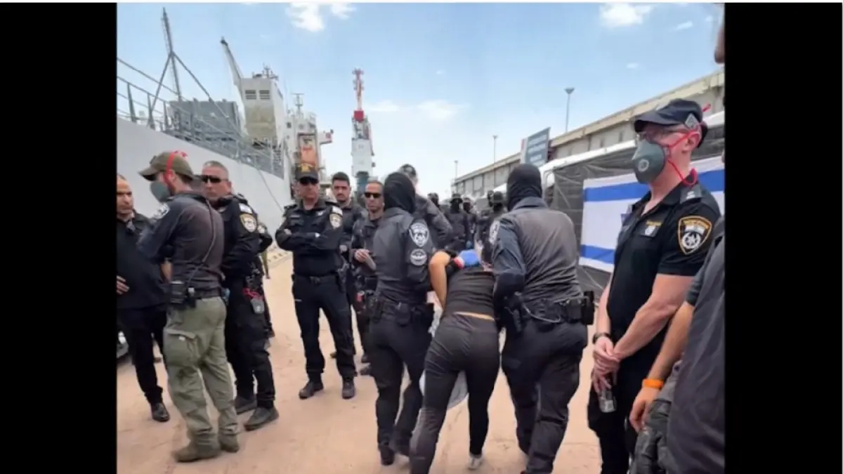 PAMER KEBIADABAN: Cuplikan layar dari rekaman yang dirilis akun X Menteri Keamanan Nasional Israel Itamar Ben Gvir Rabu (20/5) menunjukkan tentara Israel menggiring aktivis Global Sumud Flotilla di Ashdod usai pembajakan kapal di perairan internasional dekat Siprus. (AKUN X MENTERI KEAMANAN NASIONAL ISRAEL ITAMAR BEN GVIR / AFP)