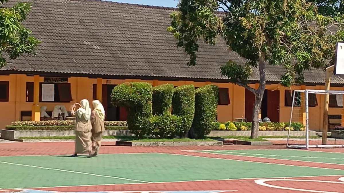 ASRI: Dua siswa SMAN 8 Mataram berjalan di halaman sekolah yang cukup bersih di sekolah setempat, belum lama ini.

