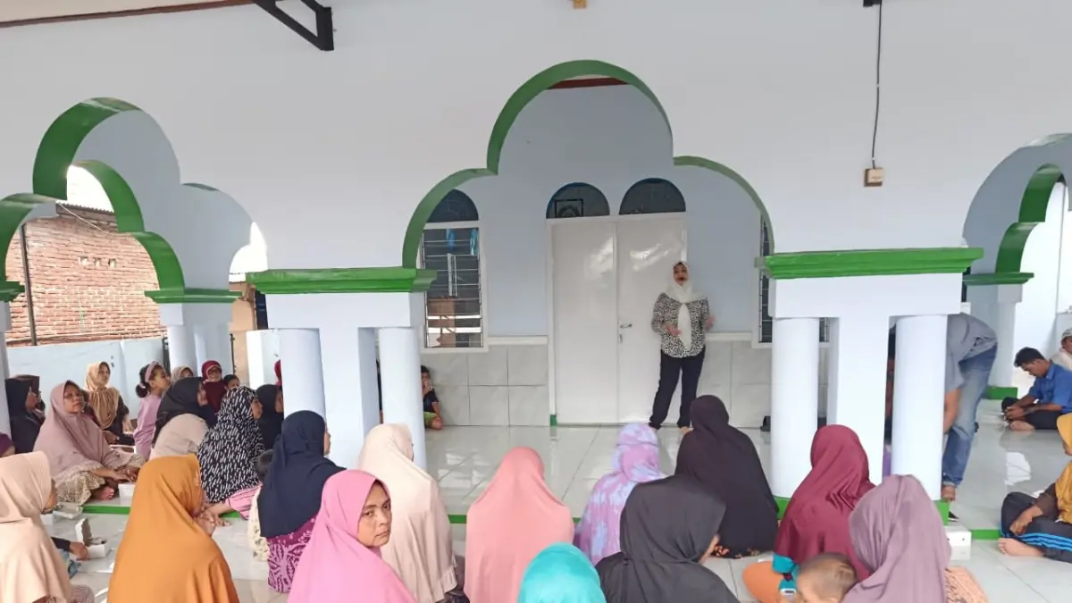 Baiq Parhi saat menggelar reses di hadapan ibu-ibu yang mengeluhkan keamanan lingkungan. 