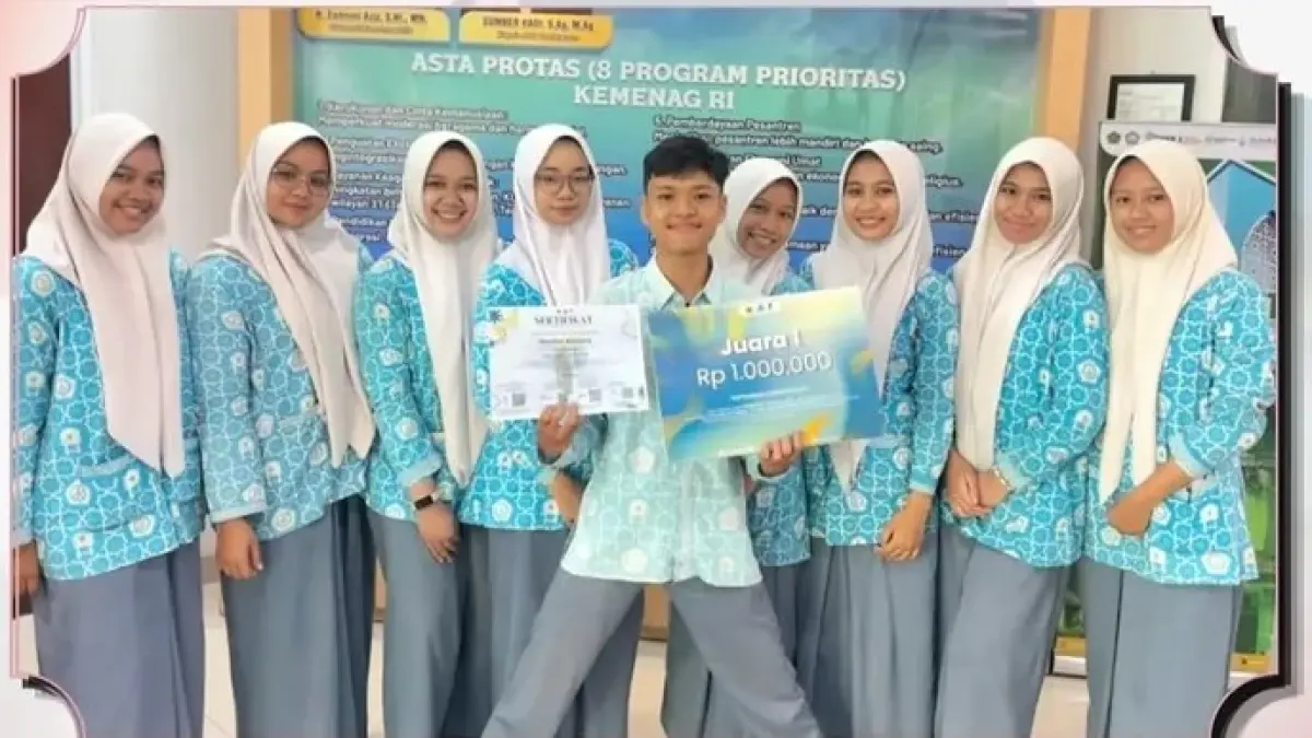 BERPRESTASI: Siswa yang tergabung dalam ekskul Manda TV foto bersama usai meraih  juara satu nasional pada ajang Photography Competition pada Perspektif diadakan Himpunan Mahasiswa Arsitektur Vastu Mandala Fakultas Teknik Unram.

