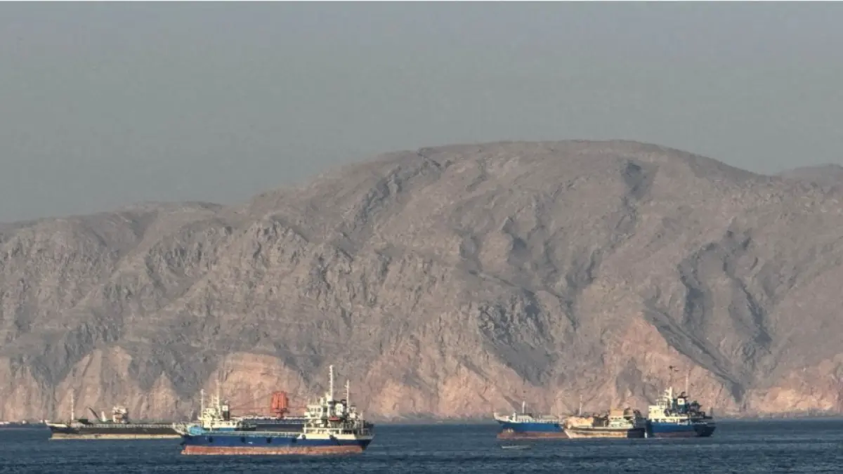 BERSANDAR: Kapal-kapal berlabuh di selat Hormuz, di Pelabuhan Khasab, Oman pada Minggu (17/5). (AFP)