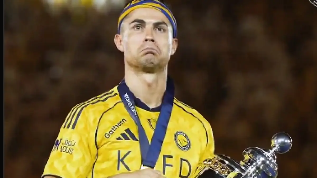 Cristiano Ronaldo tak kuasa menahan air mata setelah sukses membawa Al Nassr meraih gelar Liga Arab Saudi pertamanya sejak bergabung pada 2023.