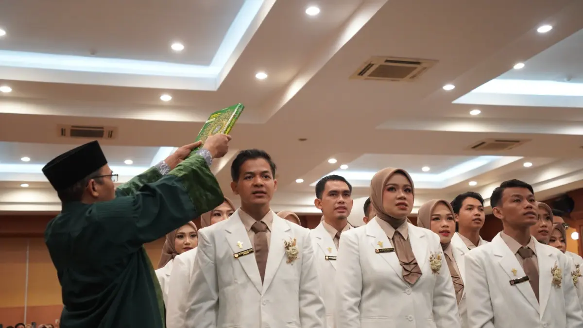 DIKUKUHKAN: Puluhan Apoteker Unram angkatan IV dikukuhkan dan diambil sumpahnya di Hotel Lombok Raya, Kamis (21/5).

