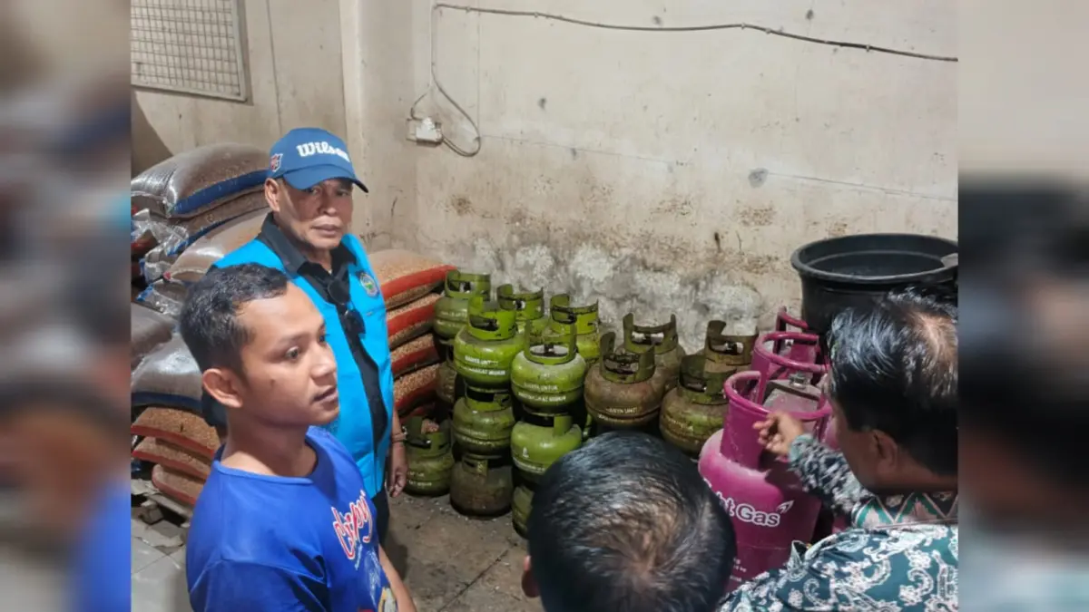 FAKTA LAPANGAN: Asisten II Setda NTB Lalu Mohammad Faozal (kiri) bersama TPID NTB, melakukan sidak ke salah satu pangkalan LPG, di Kota Mataram, Kamis (21/5). (IST/LOMBOK POST)