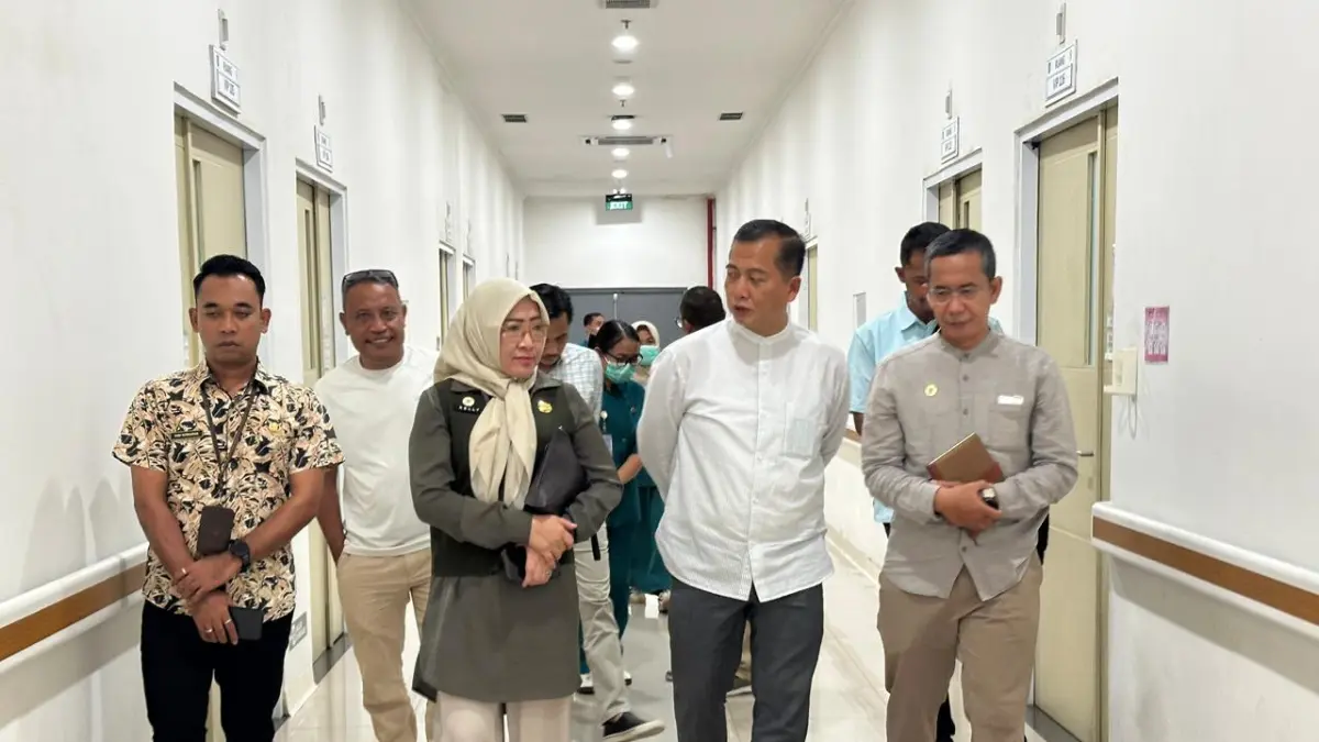 PEMBENAHAN: Wadir Perencanaan dan Keuangan RSUD NTB Baiq Nelly Kusumawati (dua dari kiri) dan Direktur RSUD NTB Asrul Sani (kanan), saat mendampingi Gubernur NTB Lalu Muhamad Iqbal (dua dari kanan), berkunjung ke RSUD NTB, pekan lalu. (DISKOMINFOTIK NTB FOR LOMBOK POST)