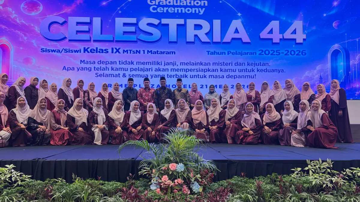 FOTO BERSAMA: Para guru MTsN 1 Mataram foto bersama Kakanwil Kemenag NTB H Zamroni Aziz, Wakil Wali Kota Mataram TGH Mujiburrahman beserta istri, Kepala Kemenag Kota Mataram H Hamdun pada pelepasan siswa kelas IX di Grand Ballroom Prime Plaza Hotel, Mataram, Kamis (21/5).