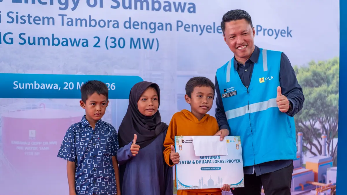 GM PLN UIP Nusra Rizki Aftarianto (kanan) menyerahkan santunan kepada anak yatim di Desa Labuhan Badas, Sumbawa, Rabu (20/5).