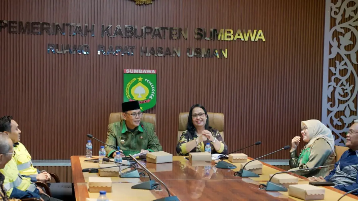 Kanwil Kemenkum NTB bersama Pemkab Sumbawa, Universitas Samawa, dan PT AMMAN Mineral menyerahkan simbolis pencatatan 55 motif Tenun Kre Alang Sumbawa sebagai Kekayaan Intelektual Komunal (KIK).