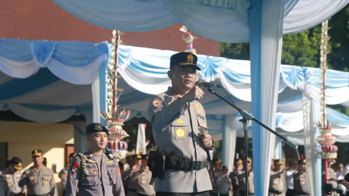 Kapolda NTB Irjen Pol. Kalingga Rendra Raharja memimpin apel di Lapangan Bhara Daksa Polda NTB, Jumat (22/5).