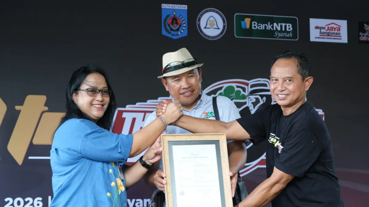 Kepala Kanwil Kemenkum NTB I Gusti Putu Milawati menyerahkan sertifikat Hak Cipta lagu “Single The Max Mataram” kepada komunitas bonsai The Max 30CM Indonesia Cabang Mataram di ajang Pameran dan Kontes Bonsai Road To The Max 30CM.