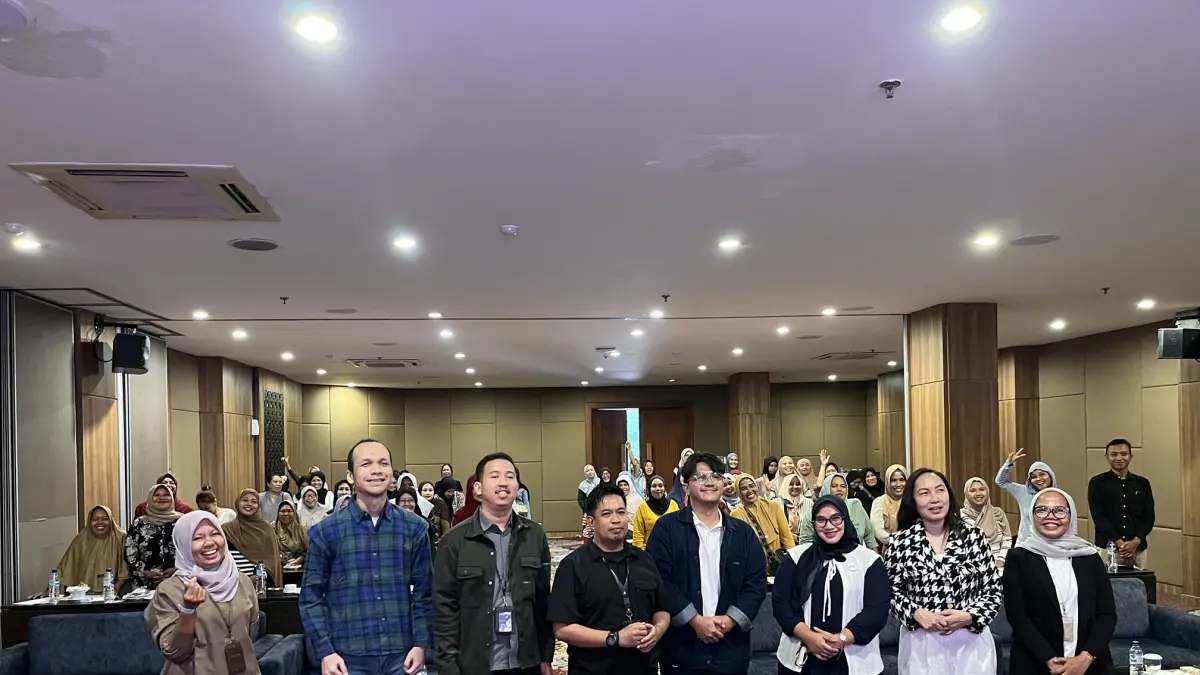 LITERASI KEUANGAN: Perwakilan PT Permodalan Nasional Madani (PNM), PT Asuransi BRI Life (BRI Life) berfoto bersama dengan seluruh peserta kegiatan literasi Asuransi di Mataram, Kamis (21/5). (Ferial/Lombok Post)