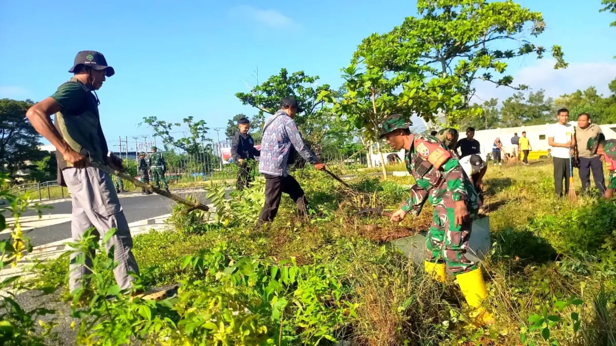 Masyarakat bersama anggota TNI bersama-sama membersihkan tumpukan sampah dan ilalang liar di sekitar area Pasar Renteng, Loteng, Kamis (21/5). (Dewi/Lombok Post) 

