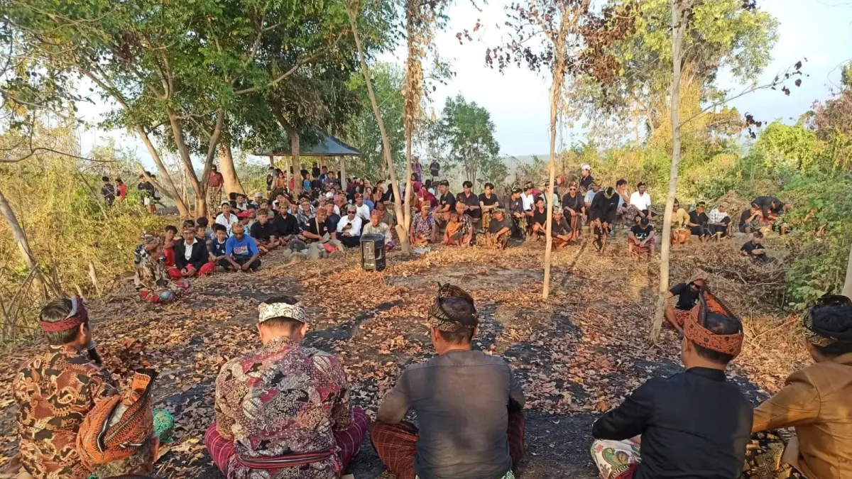 PENGHORMATAN LELUHUR: Warga Kayangan saat melaksanakan ritual adat Taek Lauk di Montong Gedeng, tahun lalu.