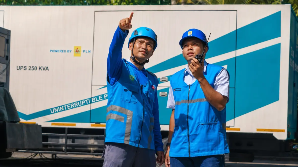 Petugas PLN bersiaga untuk pengamanan kelistrikan berlapis di lokasi event Malam Apresiasi Pemerintah Daerah Berprestasi 2026 di Senggigi, Lombok Barat, Selasa (19/5).