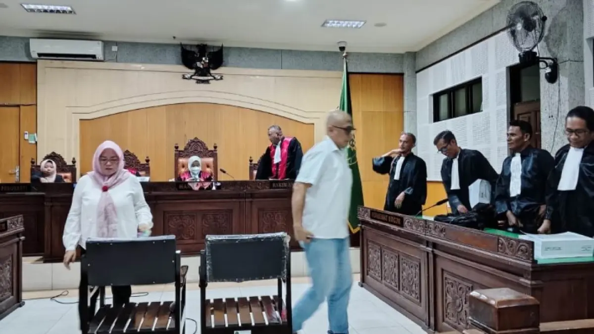 PK DITOLAK: Terpidana korupsi proyek gedung Tempat Evakuasi Sementara (TES) atau Shelter Tsunami di Kabupaten Lombok Utara (KLU) Aprialely Nirmala berjalan ke luar ruangan sidang saat masih menjadi terdakwa, beberapa waktu lalu. (HARLI/LOMBOK POST)