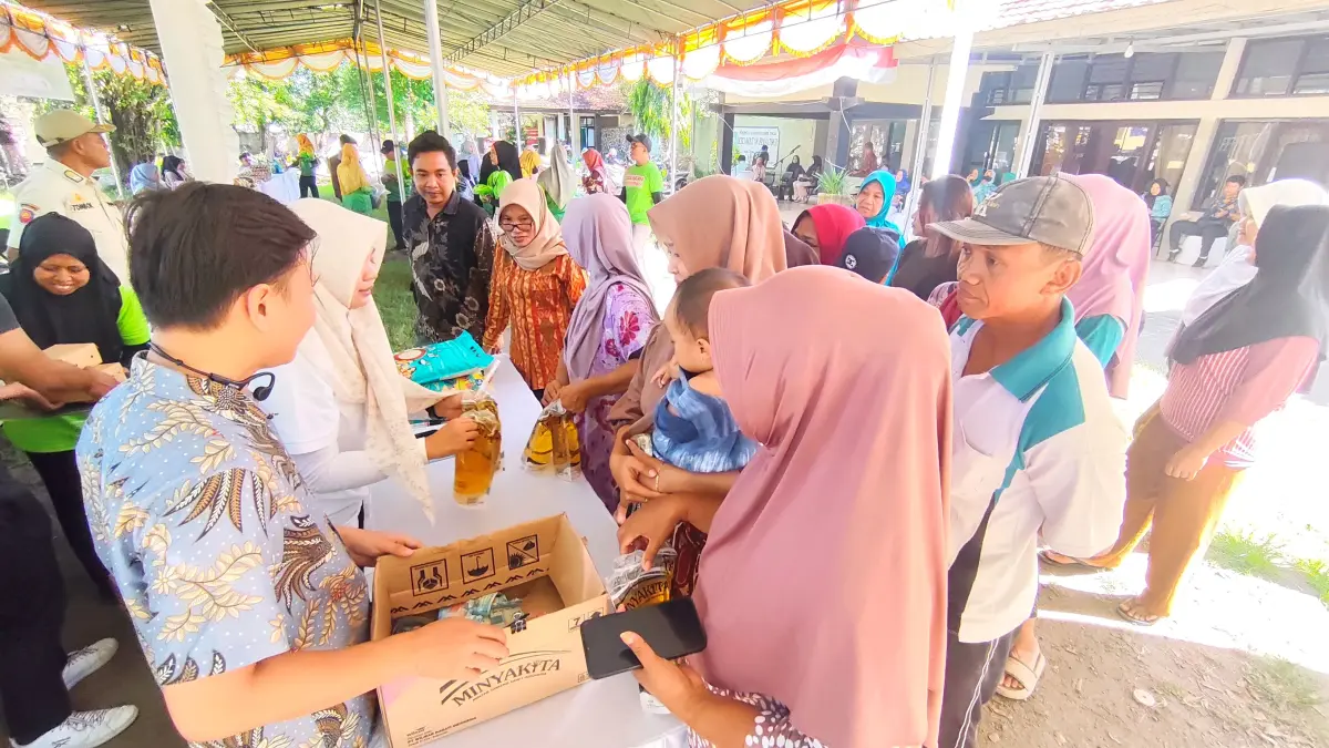 Puluhan warga mengantri saat hendak membeli minyak goreng, gula pasir dan beras dalam Gerakan Pangan Murah yang digelar Pemkab Loteng di halaman kantor Camat Praya Timur, Kamis (21/5). (Dewi/Lombok Post) 
