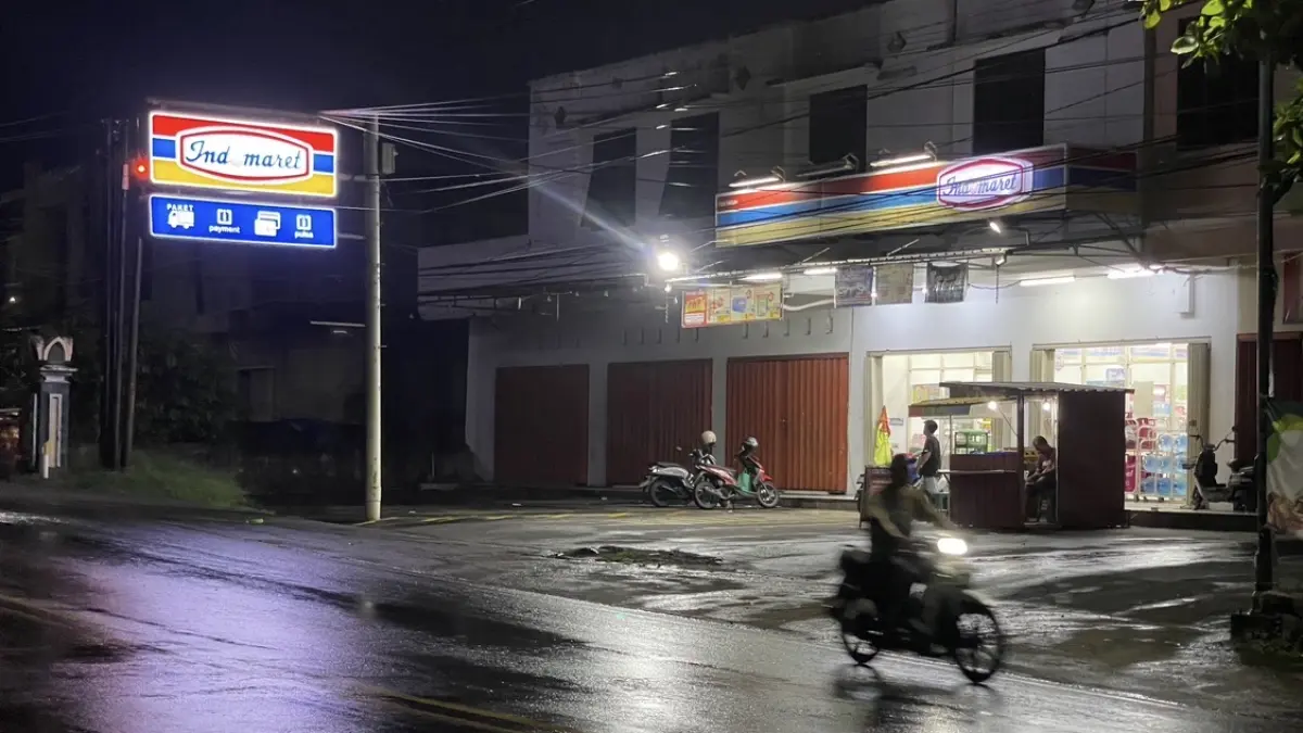 Ritel modern yang beroperasi hingga malam hari. 
