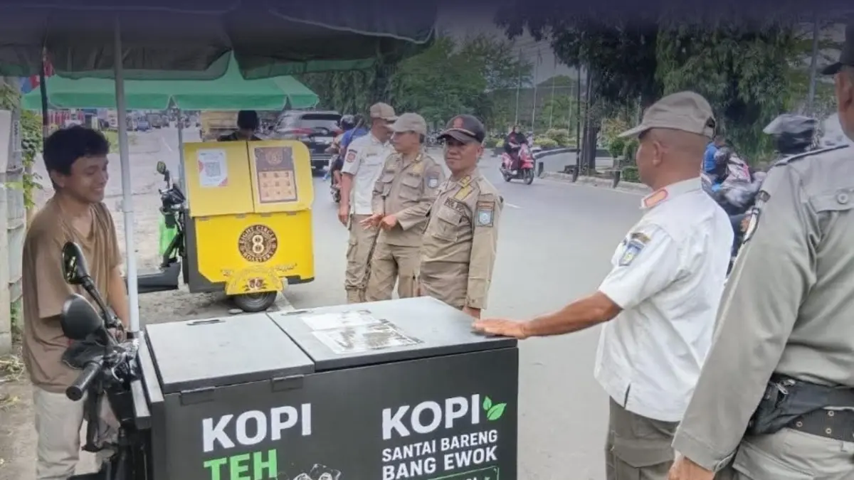 Satpol PP NTB menertibkan PKL yang nekat mangkal di kawasan depan Rumah Sakit Umum Daerah (RSUD) Provinsi NTB pada Kamis (21/5/2026).