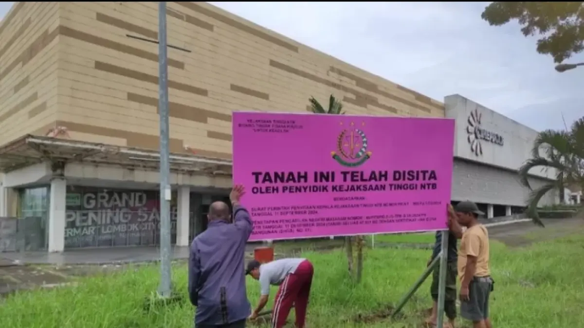 SITA ASET: Tim dari Kejati NTB memasang tanda plang pada proses penyitaan lahan LCC, beberapa waktu lalu. (DOK LOMBOK POST)