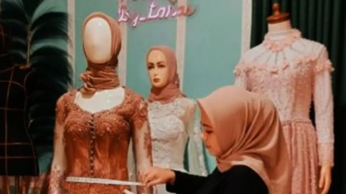 TERUS BERKEMBANG: Laras yang tengah menyesuaikan ukuran desain dengan pesanan pelanggan, beberapa waktu lalu. (Istimewa)