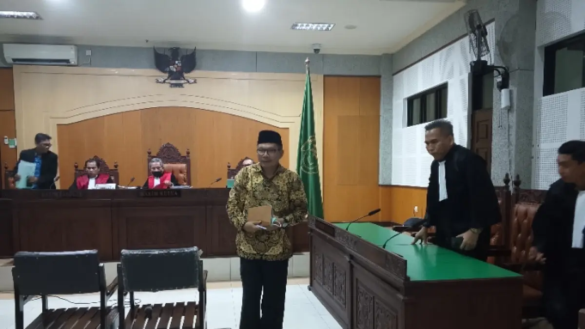 TETAP DIVONIS BERSALAH: Mantan Sekda NTB Rosiady Sayuti berjalan usai menjalani sidang di PN Tipikor Mataram, beberapa waktu lalu. (HARLI/LOMBOK POST)