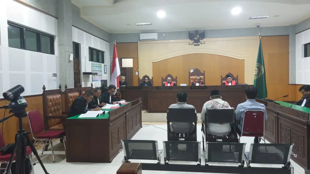 Tiga terdakwa kasus korupsi Puskesmas Batu Jangkih saat mengikuti persidangan pembacaan tuntutan di Pengadilan Tipikor Mataram, Rabu (20/5). (Kejari for Lombok Post) 