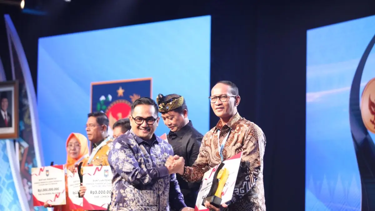 APRESIASI TERBAIK: Wali Kota Mataram Mohan Roliskana saat menerima penghargaan dari Ketua Komisi II DPR RI M. Rifqinizamy Karsayuda di Malam Apresiasi Pemerintah Daerah 2026 Regional Nusra dan Maluku, Selasa malam (19/5). 